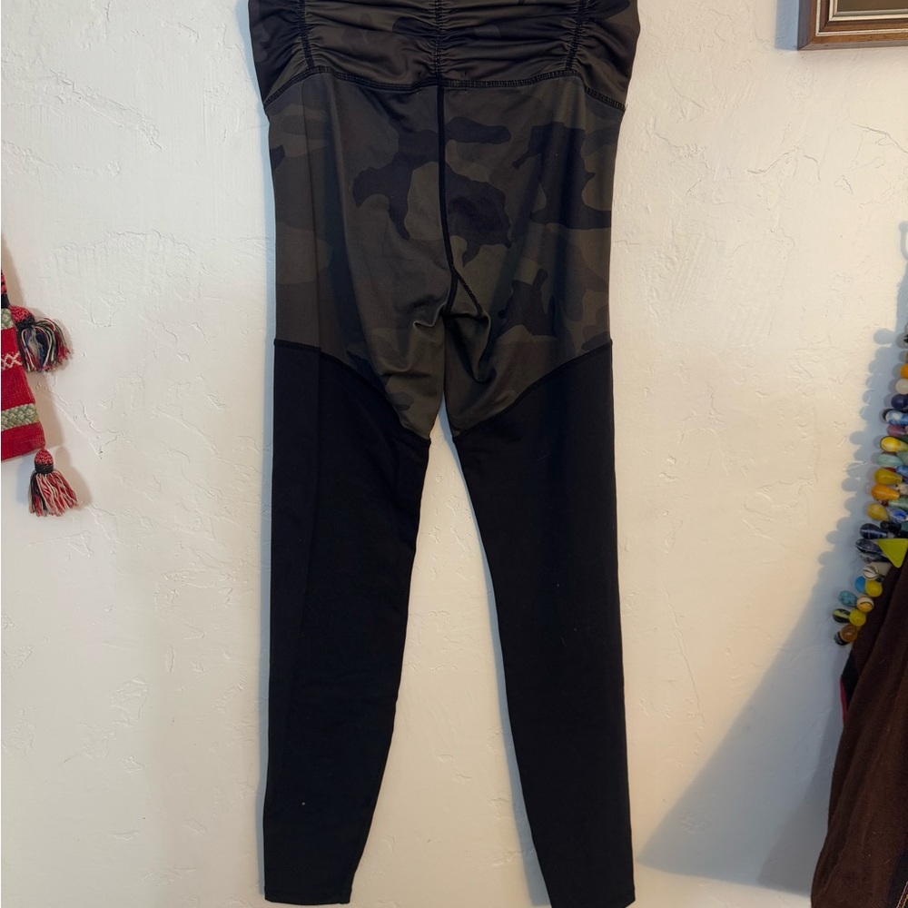 Carbon38 Green Camouflage And Black Leggings Sz M… - image 7